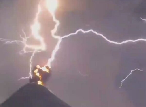 Spectacular moment of lightning striking the volcanic mountain + video ...