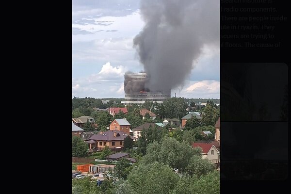 An office building in Moscow caught fire/explosion in one of the floors+film