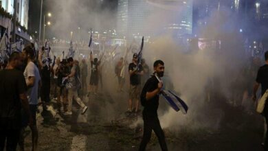 Israeli police attack protesters with water cannons