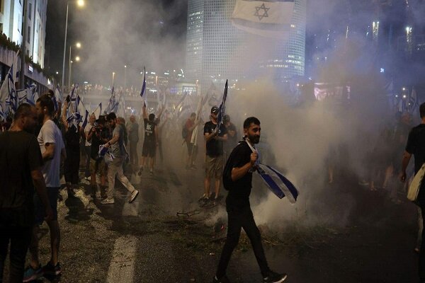 Israeli police attack protesters with water cannons
