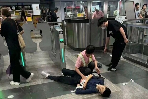 Knife attack in Shanghai subway / 3 people were injured