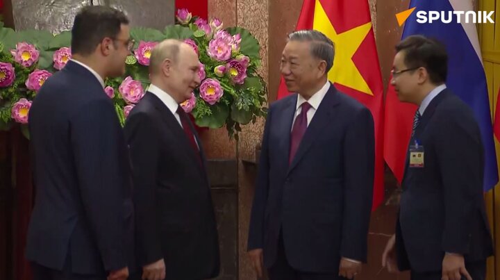 Putin entered the Hanoi Presidential Palace with the welcome of his Vietnamese counterpart