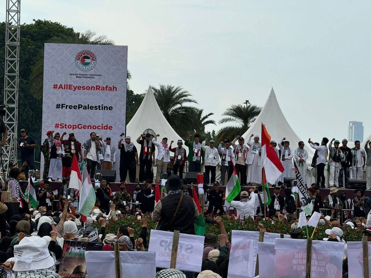 مردم اندونزی علیه جنایات رژیم صهیونیستی تظاهرات کردند+ تصاویر