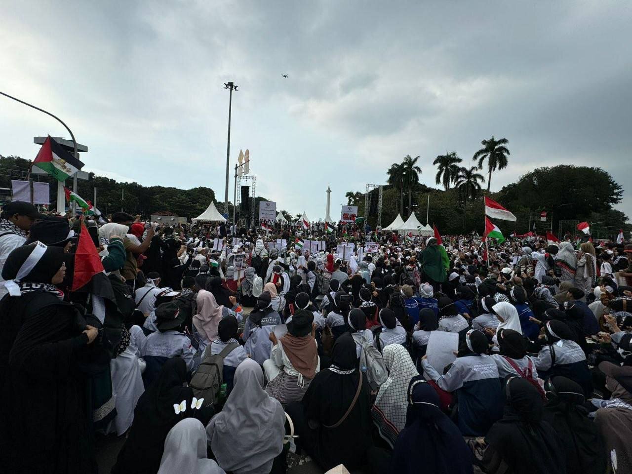 مردم اندونزی علیه جنایات رژیم صهیونیستی تظاهرات کردند+ تصاویر