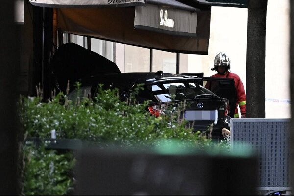 A car crashed into a restaurant in Paris/ one person was killed and 6 were injured