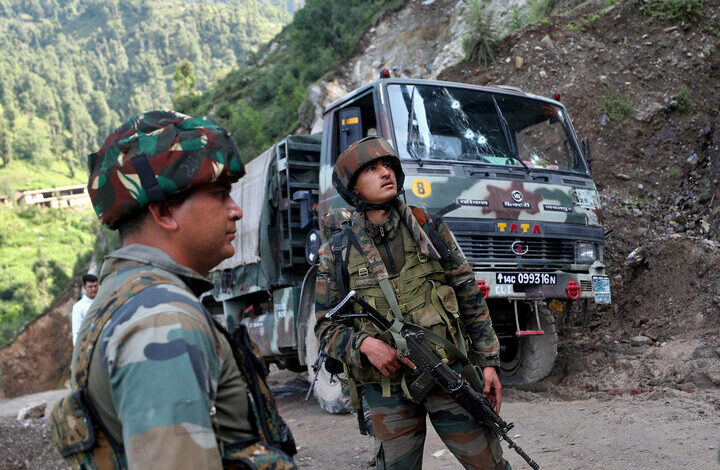 Attack on the Indian army convoy in Kashmir / 5 soldiers were killed