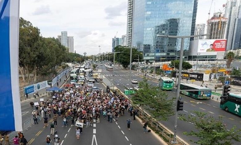 Blockade of Tel Aviv’s main highway by Netanyahu protesters