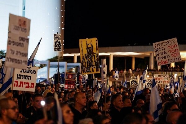 Demonstration of Zionists on the street in front of the Ministry of War of the Zionist regime