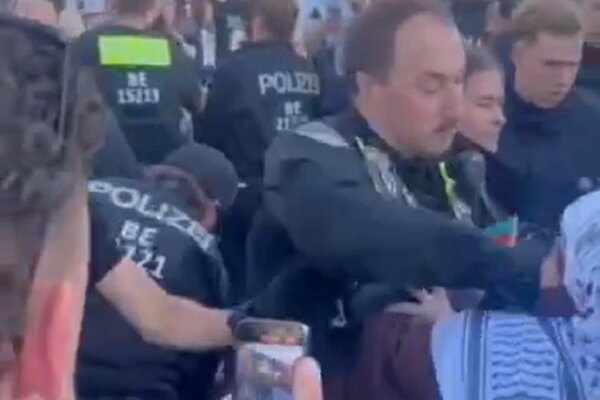 German police punching women who support Palestine + video