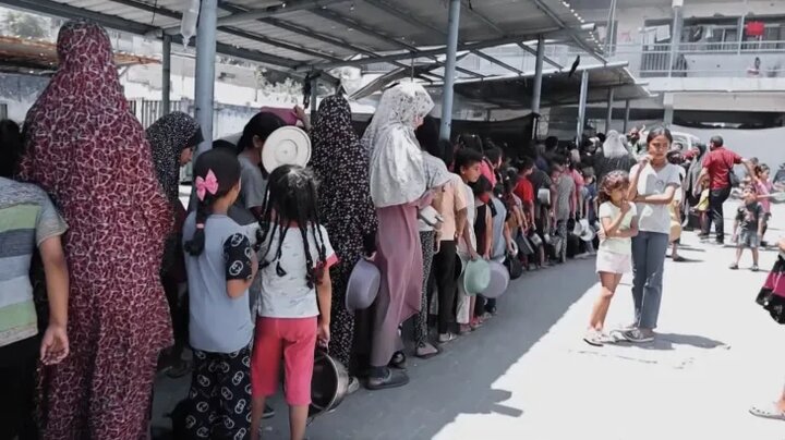 Long queues of Gazan children to receive a meal