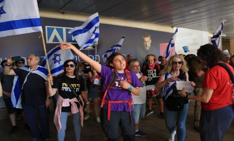 Netanyahu’s opponents demonstrated at Ben-Gurion Airport