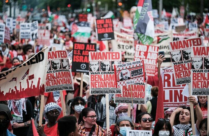 Numerous demonstrations of protesters against Netanyahu in front of the US Congress