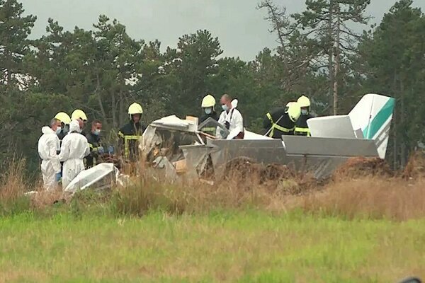 Plane crash on a highway in France/ 3 people were killed