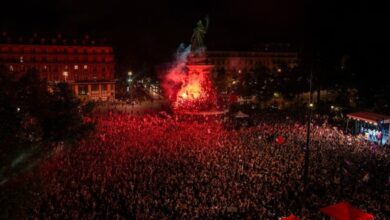 Protests by thousands of French people following the lead of the extreme right in the elections