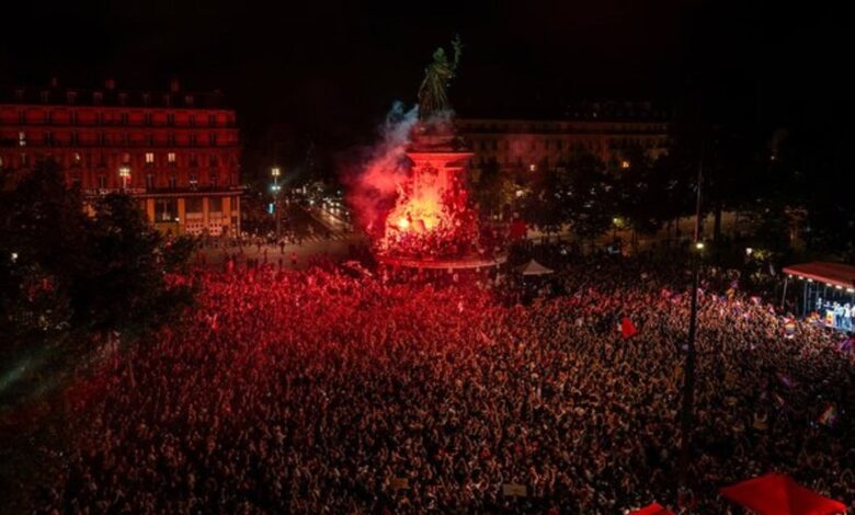 Protests by thousands of French people following the lead of the extreme right in the elections