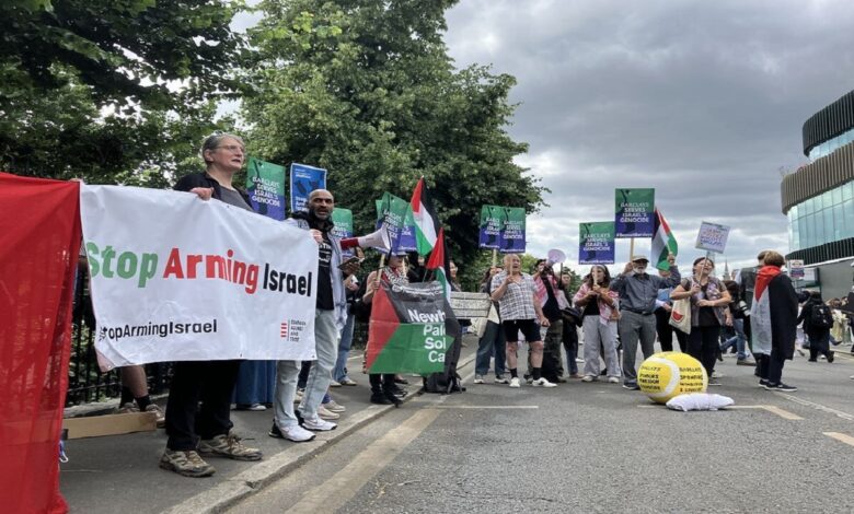 Supporters of Palestine in England demonstrated against the Zionist regime and Barclays Bank