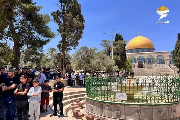 The presence of 35,000 Palestinians in the Friday prayer at Al-Aqsa Mosque