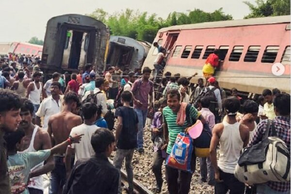 Train derailment in India / 2 people were killed + video