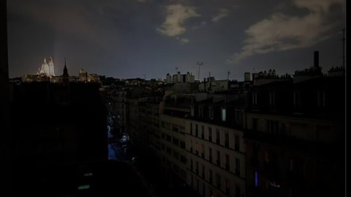 Unconfirmed reports of widespread power outages in Paris/City of Light