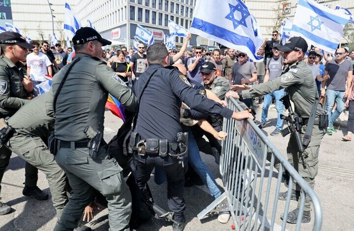 Zionist protesters blocked the main street of Tel Aviv