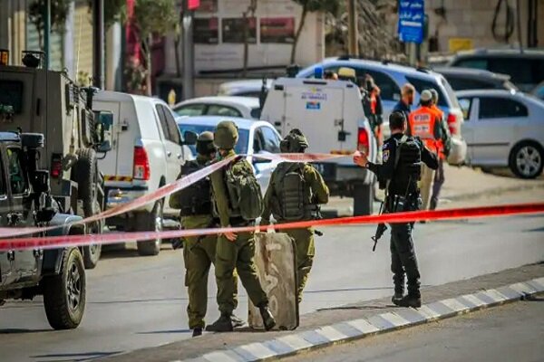 A Palestinian taking control of a Zionist’s weapon in “Kedomim”