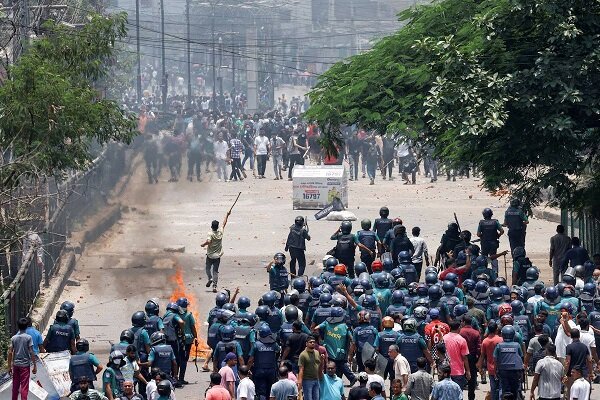 Anti-government protests continue in Bangladesh/ 300 people were killed