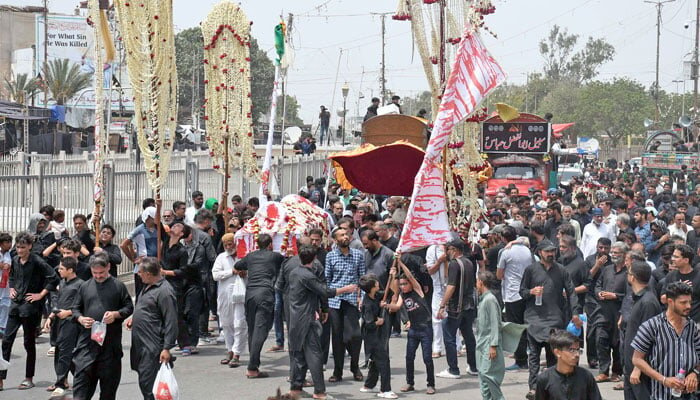 Attack on Arbaeen mourners in Karachi/Mobile phones were cut off in some areas