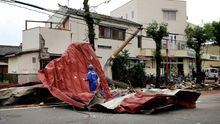 Disruption of Japan’s transport sector despite slowing down of the deadly typhoon “Shanshan”