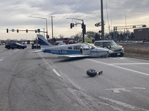 Hard landing of a Chinese plane on a highway