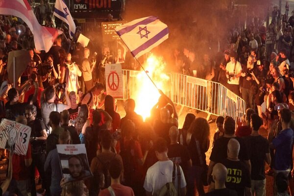 Massive demonstrations in Tel Aviv/Protesters demanding early elections