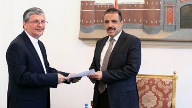 Presenting a copy of the credentials of the Iranian ambassador to the foreign minister of Yemen