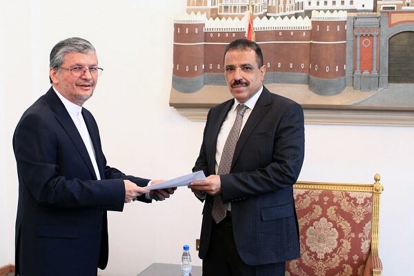 Presenting a copy of the credentials of the Iranian ambassador to the foreign minister of Yemen