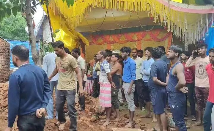 The collapse of the wall of a temple in the center of India/ 8 children died