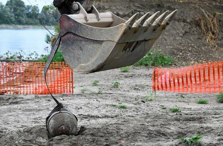 The discovery of a bomb left over from the World War in Belfast/ 400 houses were evacuated