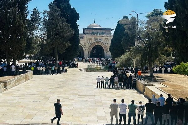 The presence of 50,000 Palestinian worshipers in Al-Aqsa Mosque + video