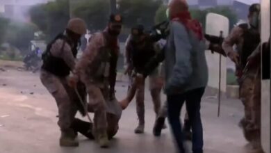 Arrest and violent treatment of anti-Zionist demonstrator by Pakistani police + video