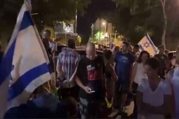 Demonstrations in the occupied city of Herzliya/Protesters’ request to sign the exchange of prisoners