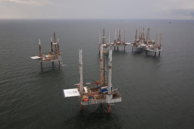 Evacuation of US oil facilities in the Gulf of Mexico as a hurricane approaches