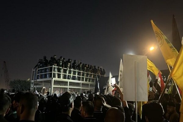 The American embassy in Baghdad is surrounded by Iraqi bloodthirsty martyr “Nasrullah”.