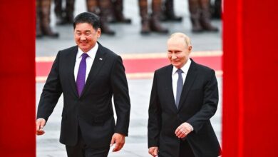 The President of Mongolia welcomed Putin on the red carpet