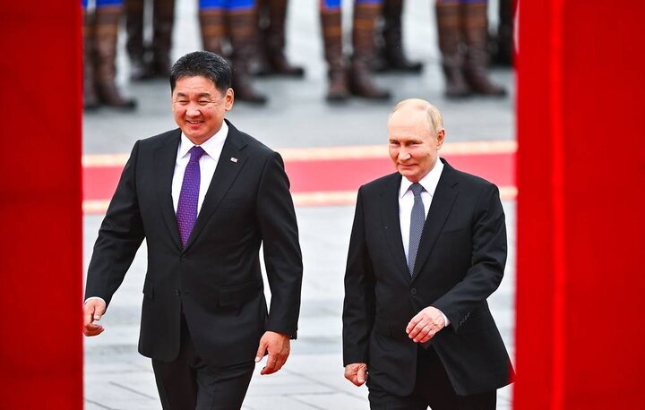 The President of Mongolia welcomed Putin on the red carpet