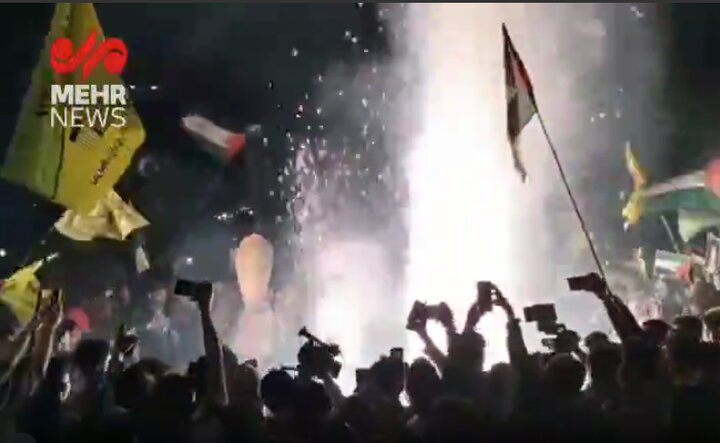 Uprising of Pakistani people in front of American consulate in Lahore