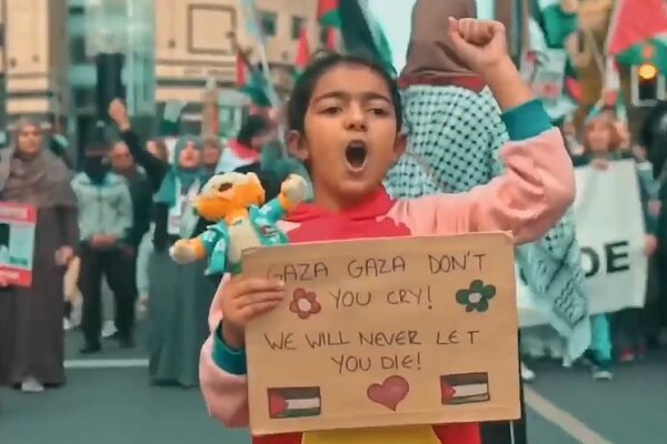 A large demonstration of supporters of Gaza in England + film