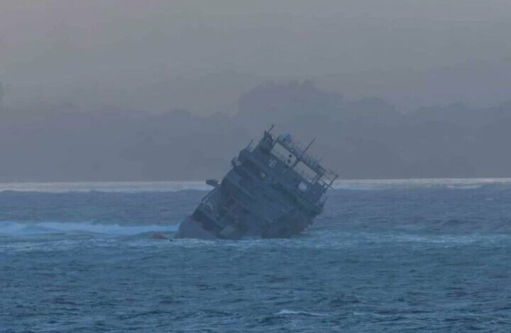 A New Zealand Navy ship sank in the Pacific Ocean + video