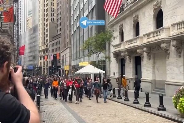 Apocalyptic scenes in New York/Manhattan Stock Exchange in the occupation of Palestinian supporters