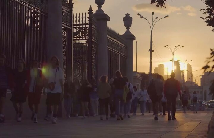 Madrid’s Ministry of Foreign Affairs pays tribute to the “National Day of Spain” with Moscow sunset!