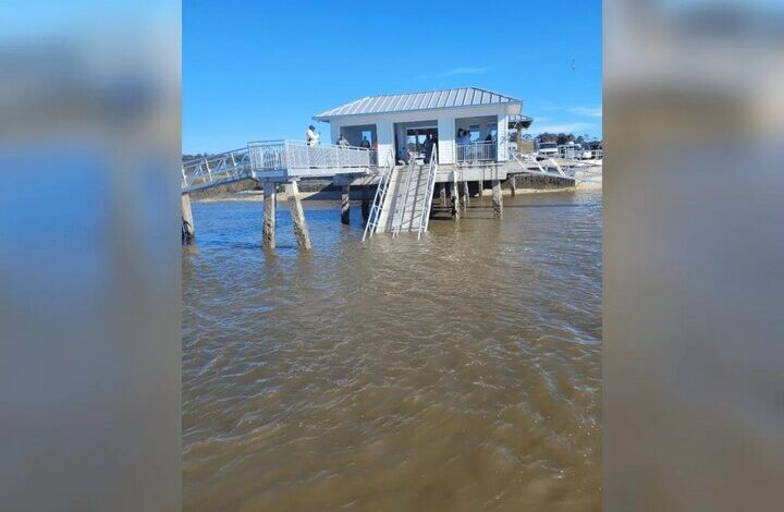 The bridge connecting the cruise ship to the pier collapsed/ 7 people died