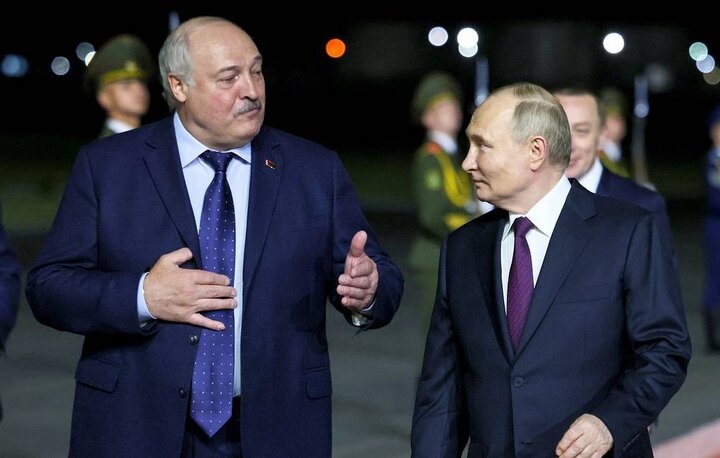 the highest state emblem of Russia; Putin’s gift to Lukashenko