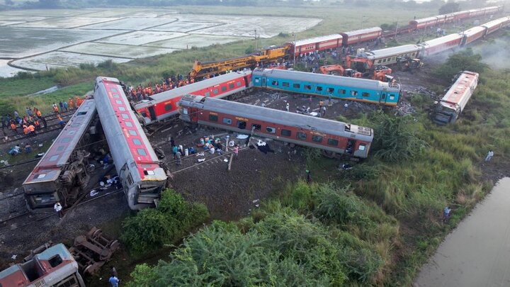 Two trains collided in India/ 19 people were injured