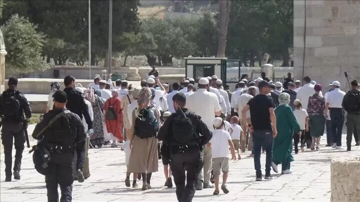 Zionist settlers attack Al-Aqsa Mosque at the same time as the Hebrew New Year